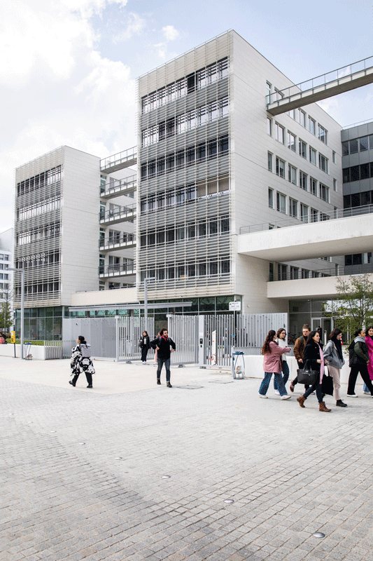 Bâtiment de recherche Sud depuis le cours des Humanités