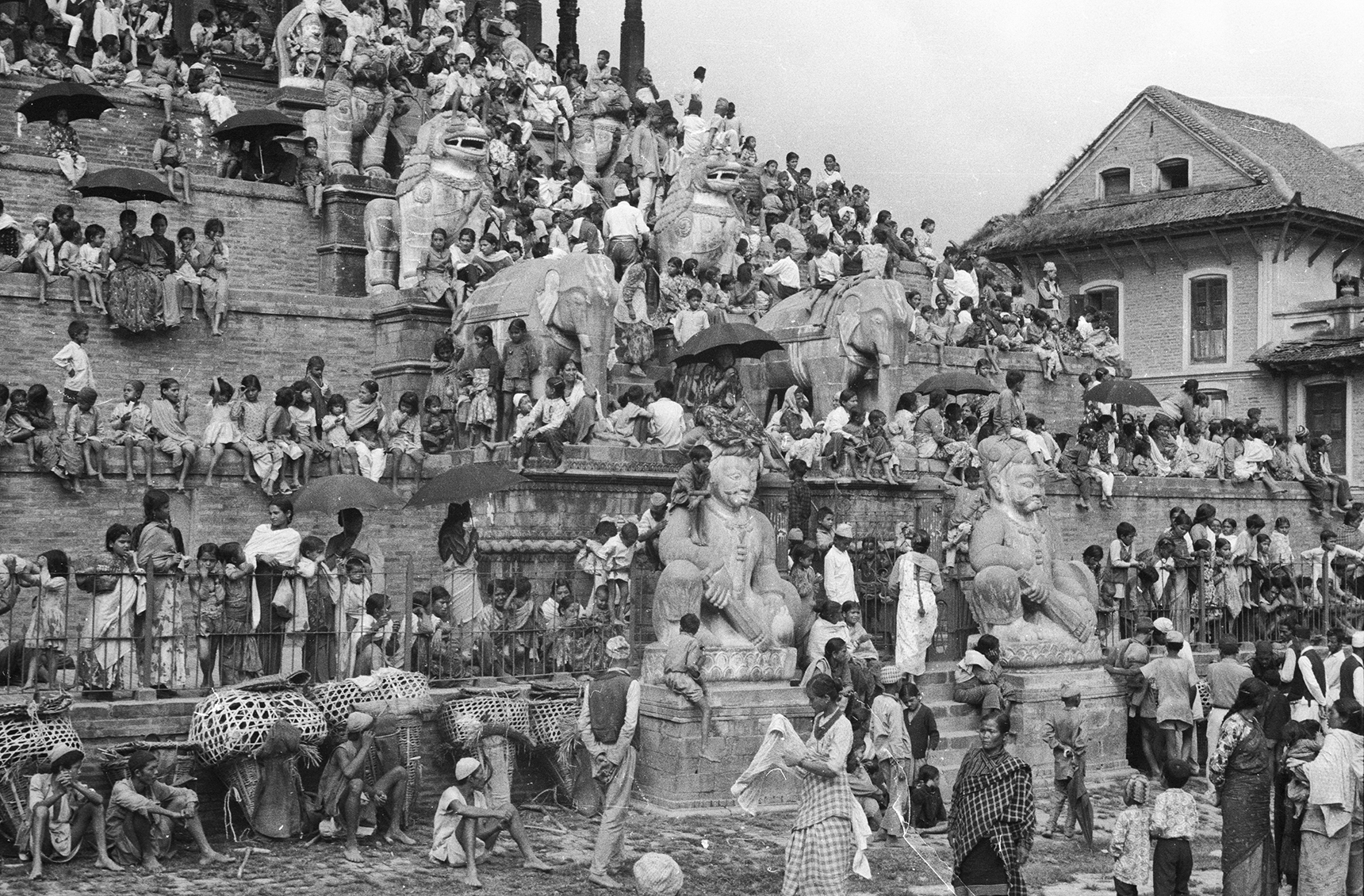 Corneille Jest - Foule des spectateurs sur les gradins du Nyatapola, Bhaktapur, Katmandou, Népal, 1969
