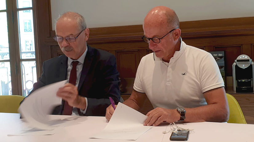 Jean-Marc Bonnisseau, président de l'établissement public Campus Condorcet, et Xavier Duplantier, président de Sérendcité, signent la mise à disposition.