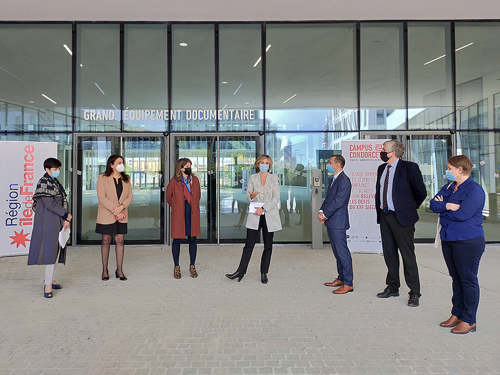 28 avril 2021 : Simone Bonnafous, Faten Hidri, Karine Franclet, Valérie Pécresse, Jean-François Balaudé, David Bérinque et Stéphanie Groudiev devant l'entrée du GED