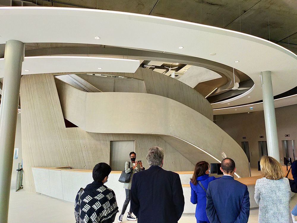 28 avril 2021 : L'escalier monumental de l'Humathèque menant aux étages de consultation